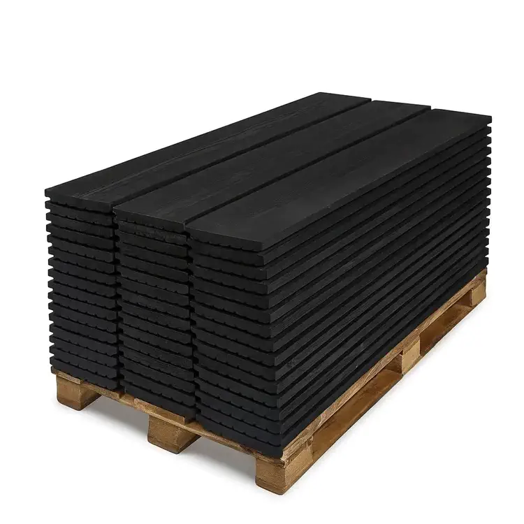 Stapel douglas rabatdelen zwart op pallet